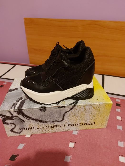 Vând Adidași cu Platforma Mărimea 37