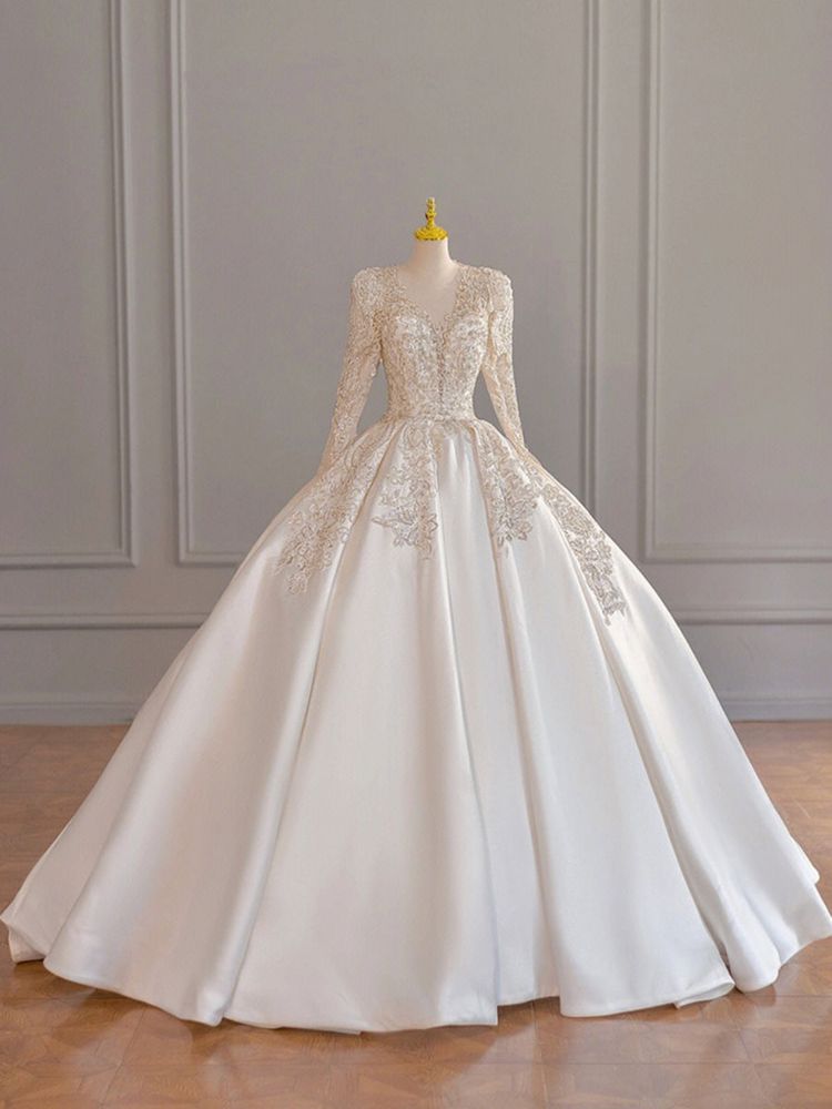Легкое французское свадебное платье с v-образным вырезом