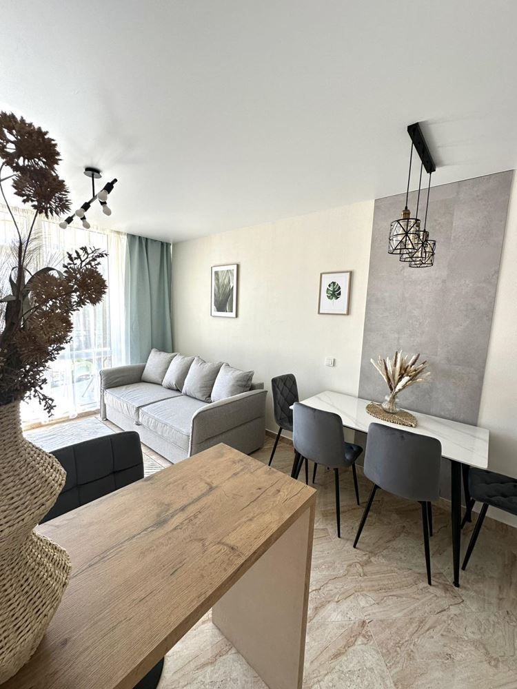 Продава се Двустаен апартамент в Свети Влас - 84 кв.м за 1250 €/кв.м - Снимка #1