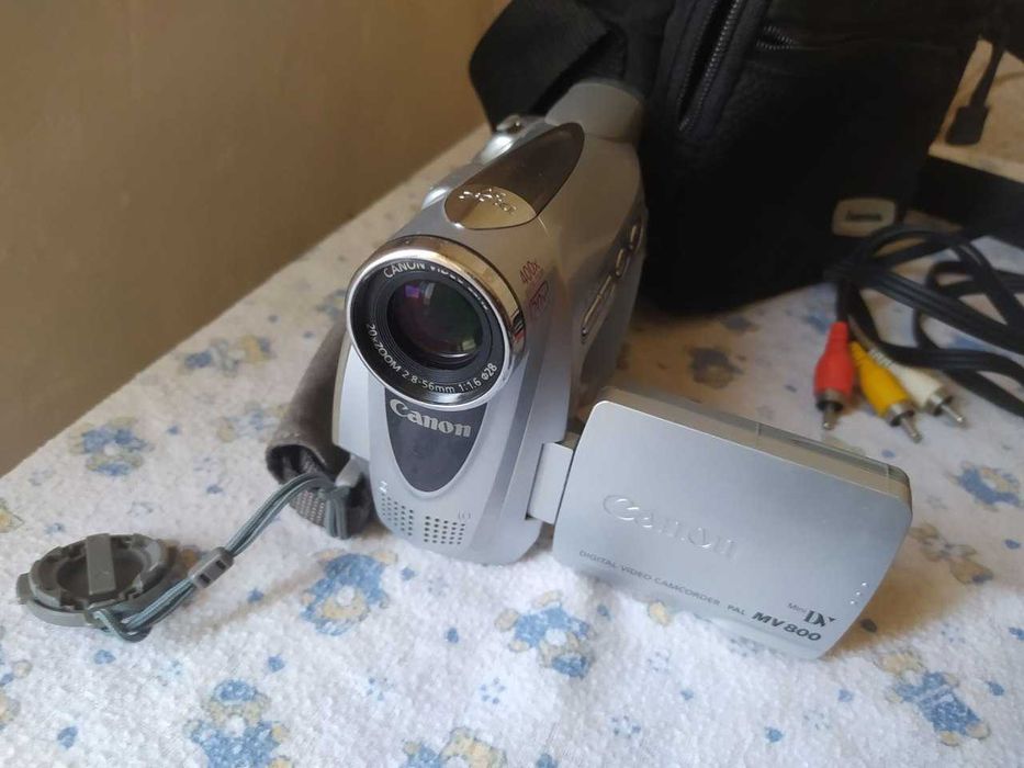 Продаётся видеокамера Canon MV800