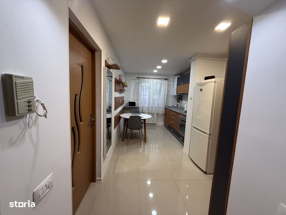 inchiriez apartament 3 camere cu garaj