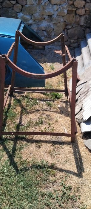 Метална стойка с ориг.дъги за поставяне на варел,бидон др.под. съдове