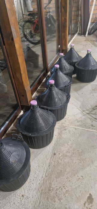 Продавам  Дамаджани 25 л