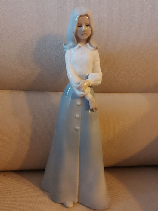 Сувенирна порцеланова фигура