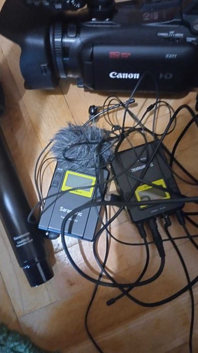 Продавам безжични микрофони, брошка и ръчен Saramonic, почити нови