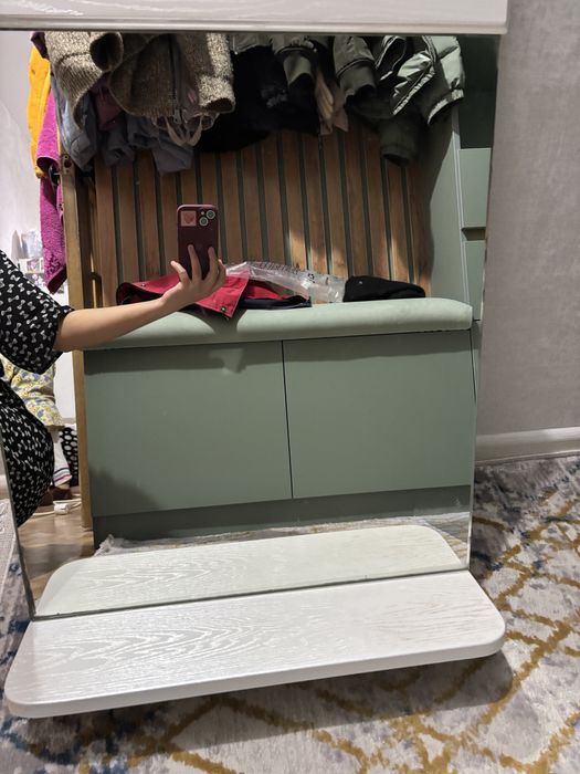 Зеркало с полочкой в ванную