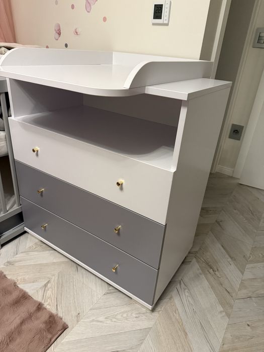 Vand comoda cu masa de infasat noua!