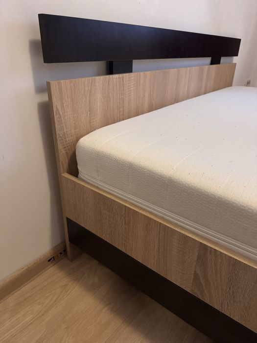 Pat matrimonial cu saltea și două noptiere, practic și bine întreținut