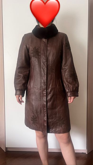 Кожаный осенний красивый  плащ с вышивкой