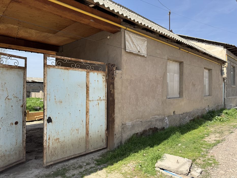 Yangi qurilgan uy sotiladi Qorasuv markazida