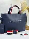 Geanta Tommy Hilfiger Noua !!! Dimensiuni 39/27 !!!
