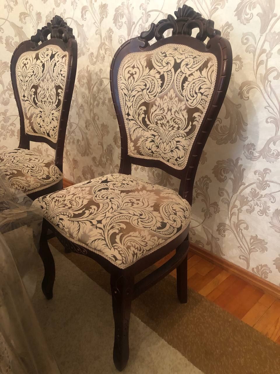 Стол и 12 стульев в гостинную