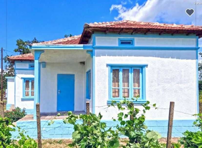 Продава 80 м2 къща с 1450 м2 двор, на 25 км от морето