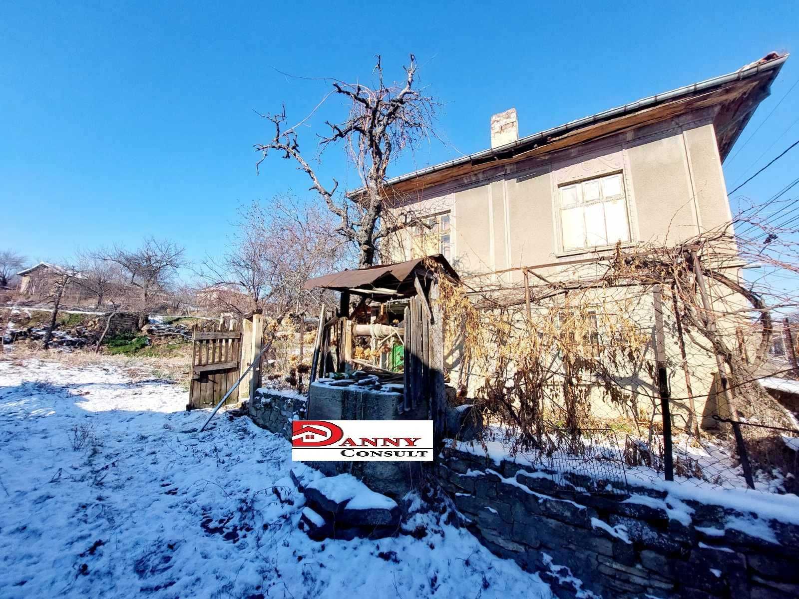 Двуетажна къща с двор и кладенец в с. Драгижево, общ. Велико Търново
