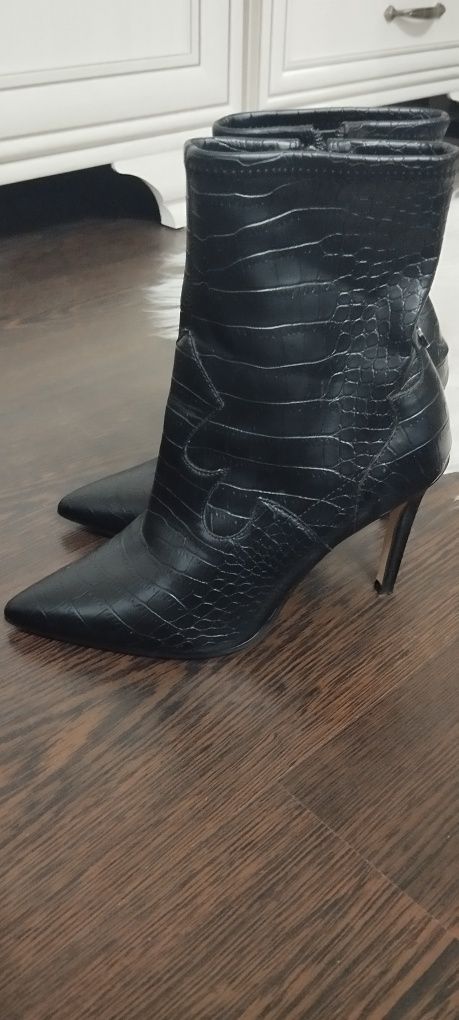 Ghete/botine Guess 36