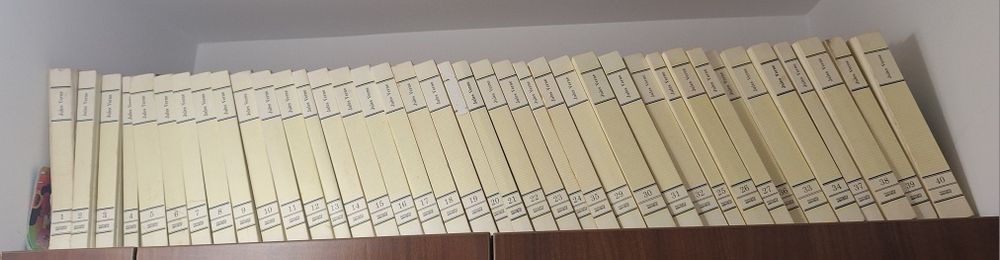 Vand carti  Colecția Jules Verne