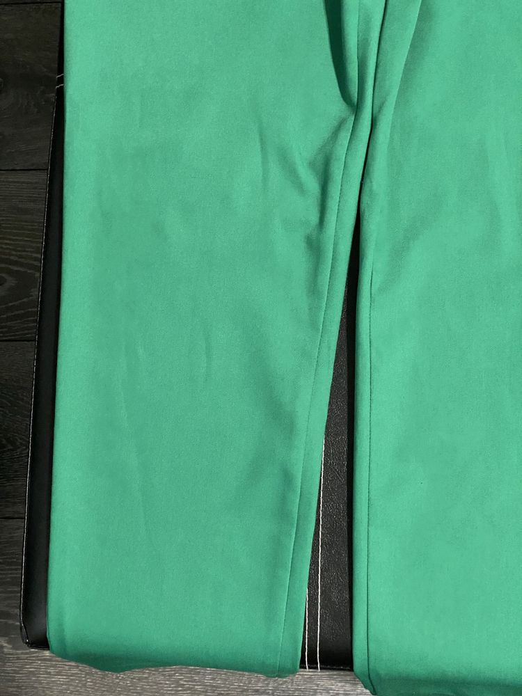 Pantaloni verde smarald cu talie inalta si cusaturi decorative