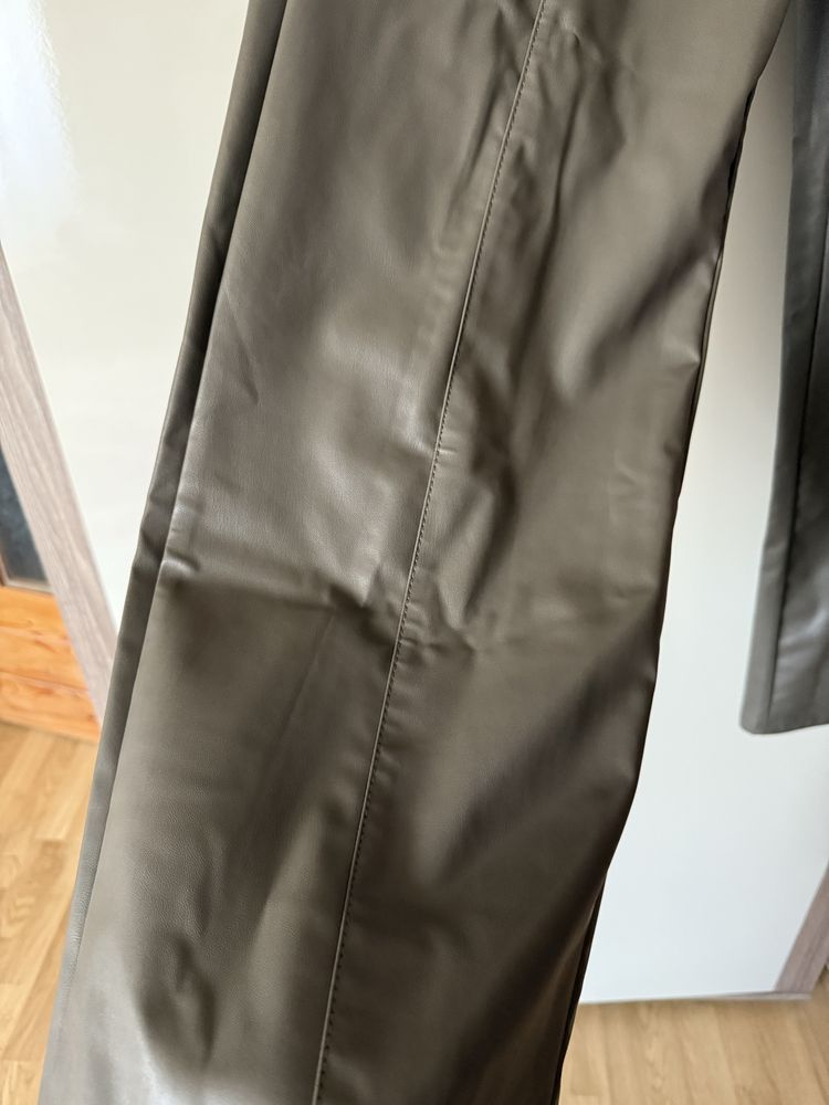 Pantaloni imitatie de piele