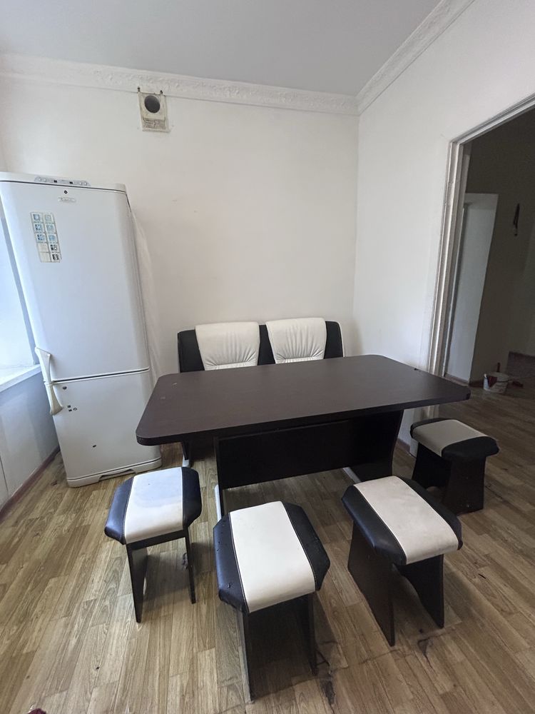 Продам кухонный стол со стульями и диванчик