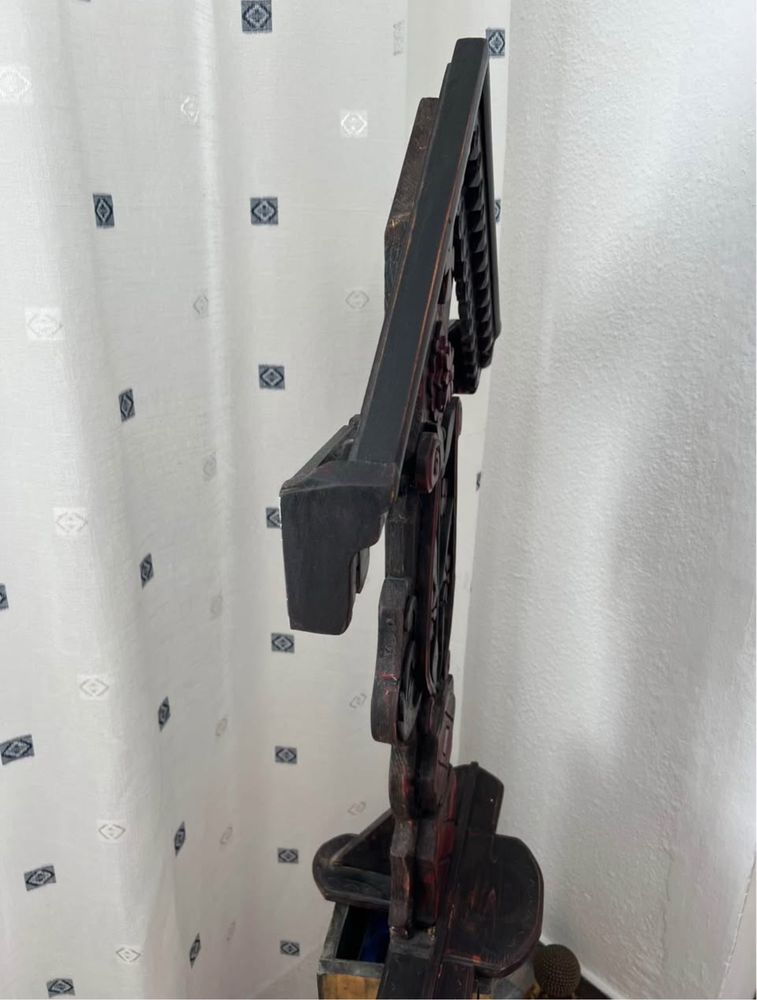 Troiță de lemn sculptat