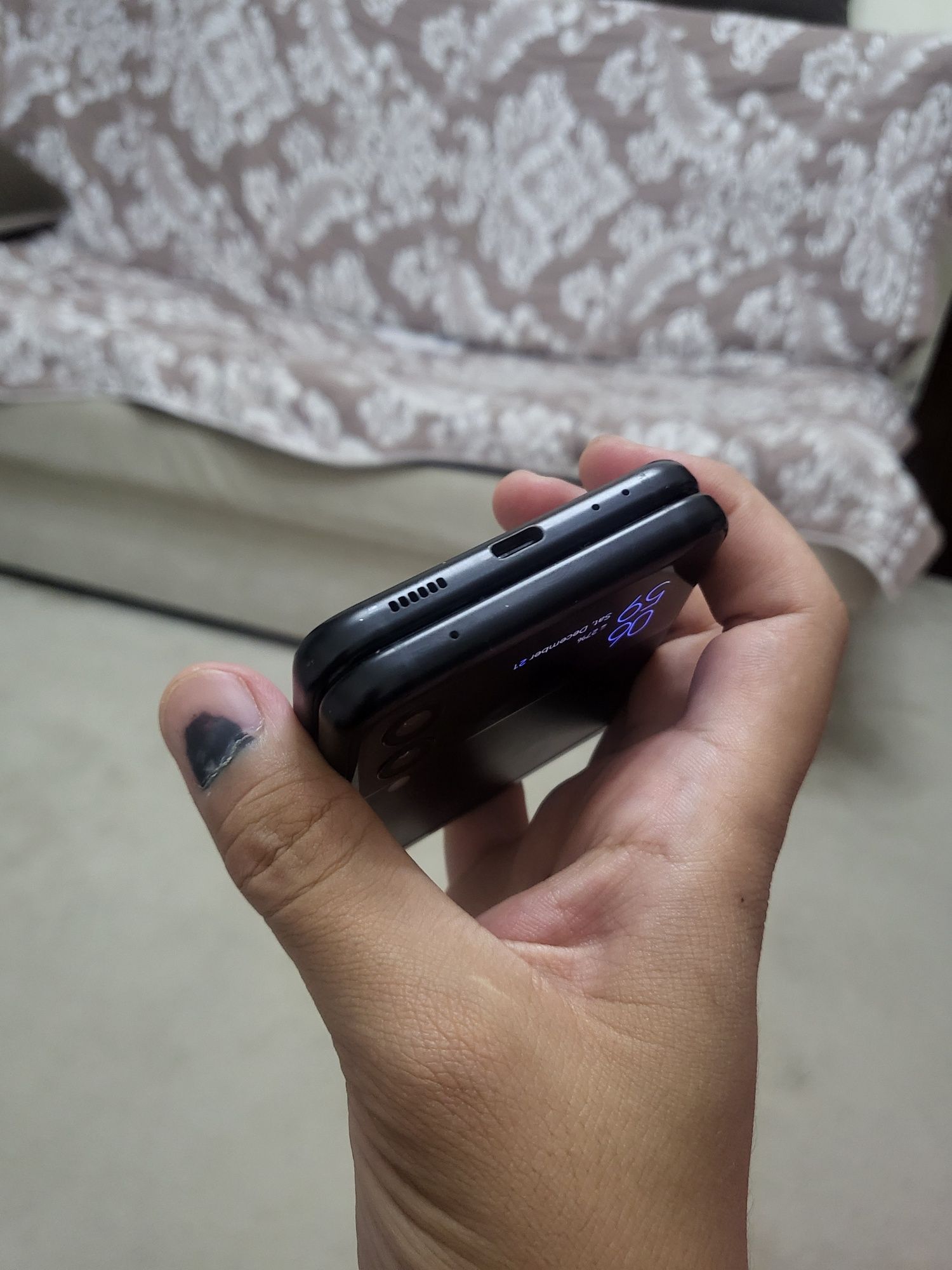 Samsung Galaxy Z Flip3 8/256 gb holati Rasmda aybi yo'q obmen yo'q