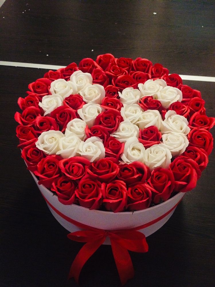 Cutie cu trandafiri din petale de sapun cu numar aniversar 250 lei