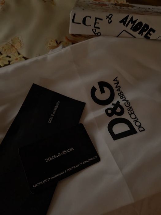 Dolce & Gabbana Adidași albi cu accente negre Stil și Eleganță