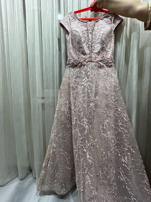 vecherniy kuylak 3 marta kiyilgan yangiday narxi kelishiladi