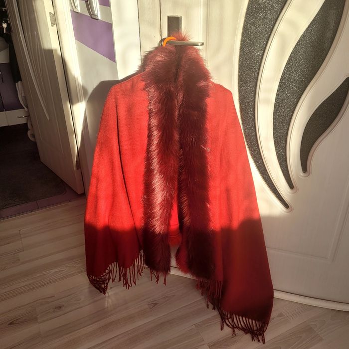 Vand capa dama rosu spre visiniu, cu blanita și franjuri