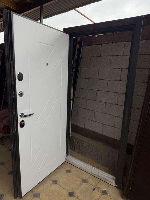 Железная дверь в отличном состоянии