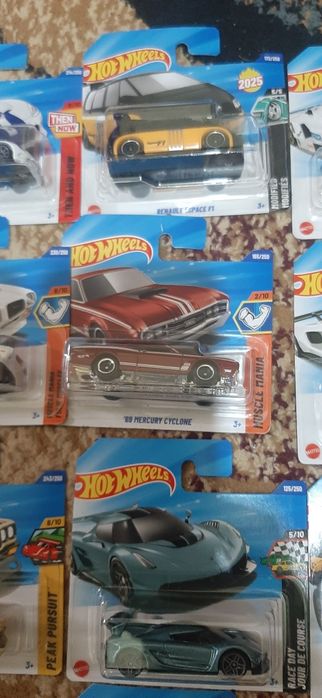 Vând peste 100 de machete Hotwheels și Matchbox