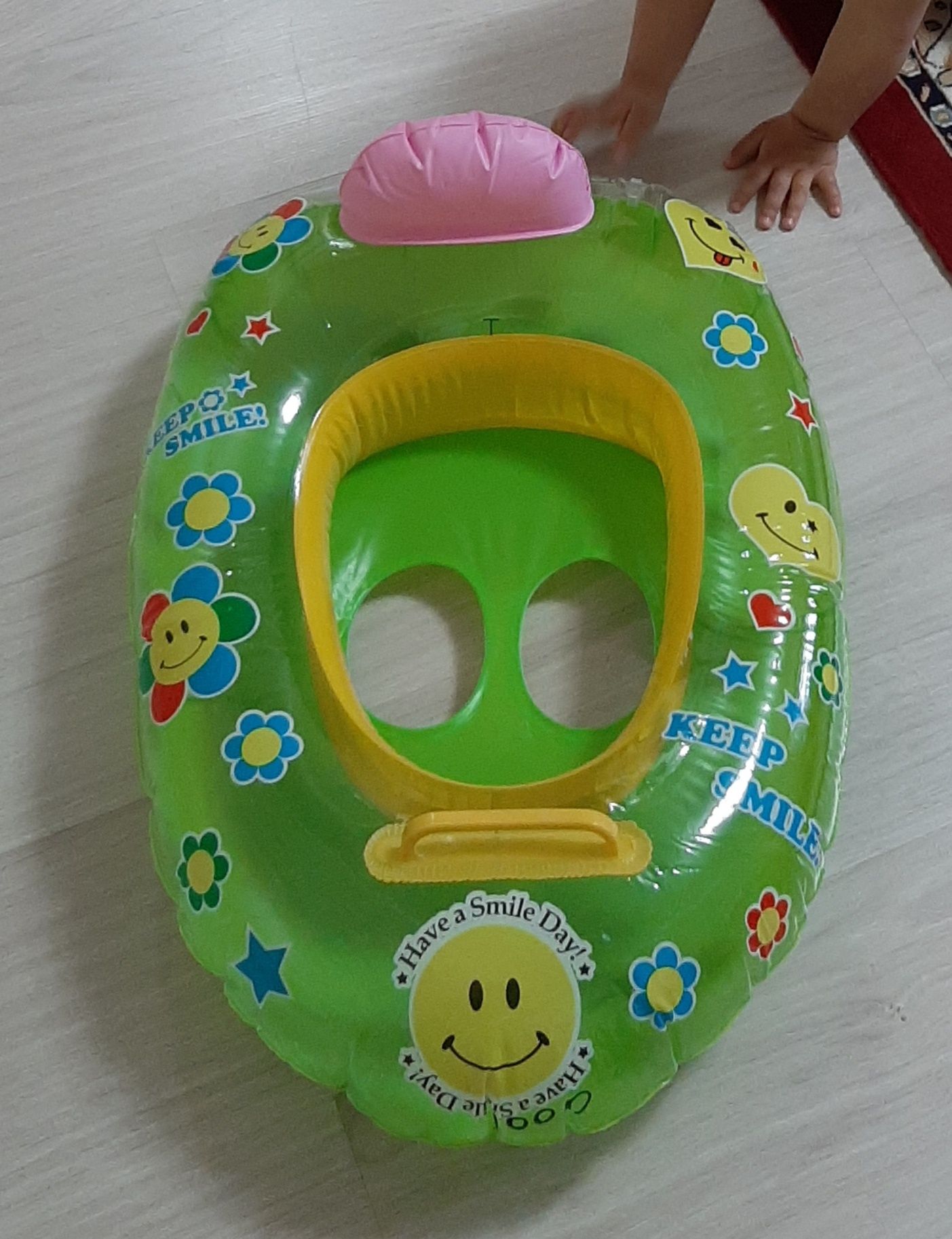 Детский  бассейн и круги плавательные