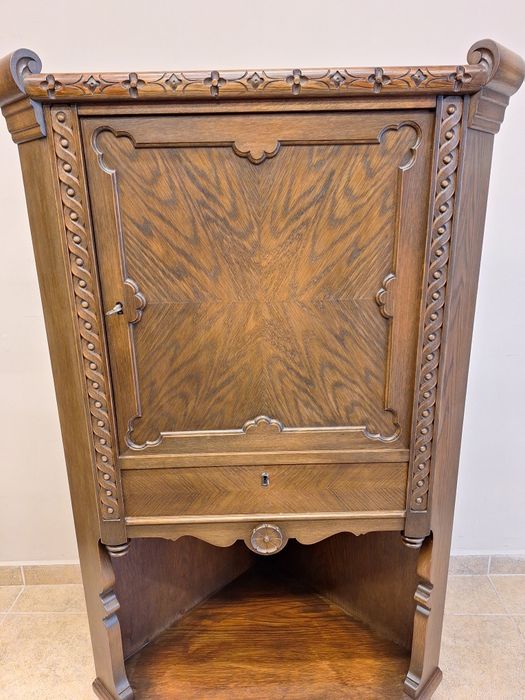 Винтидж ъглов шкаф с богата дърворезба