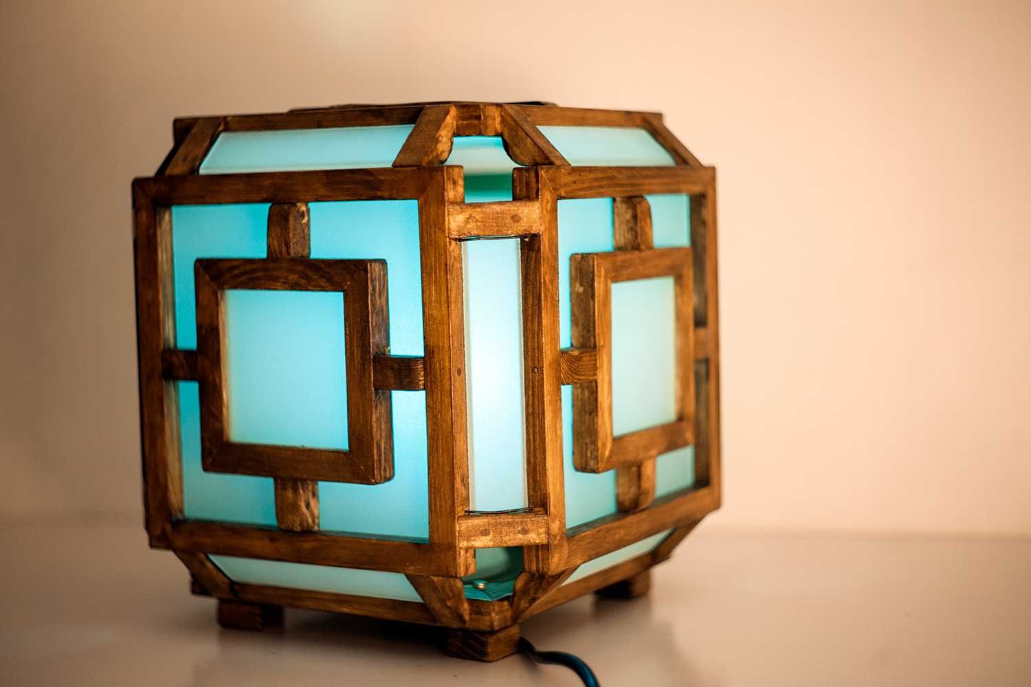 Декоративна дървена лампа ръчна изработка