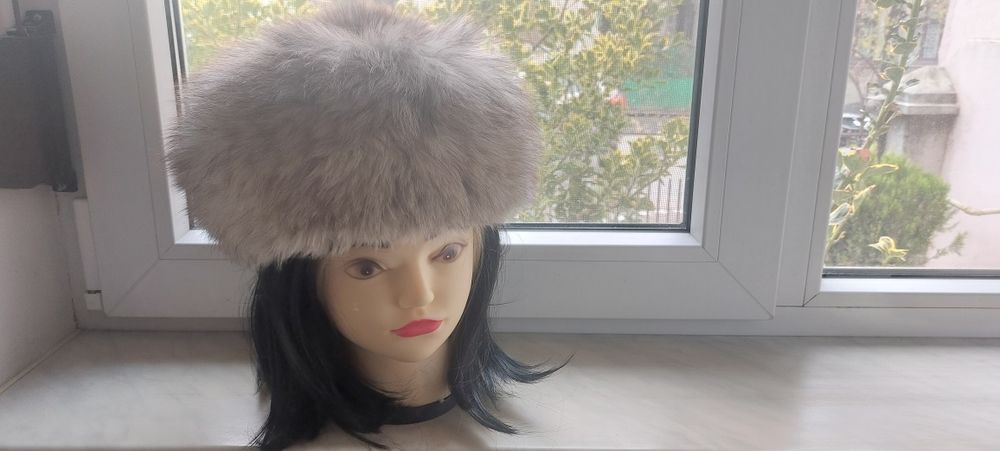 Caciula din blana naturala de vulpe argintie.