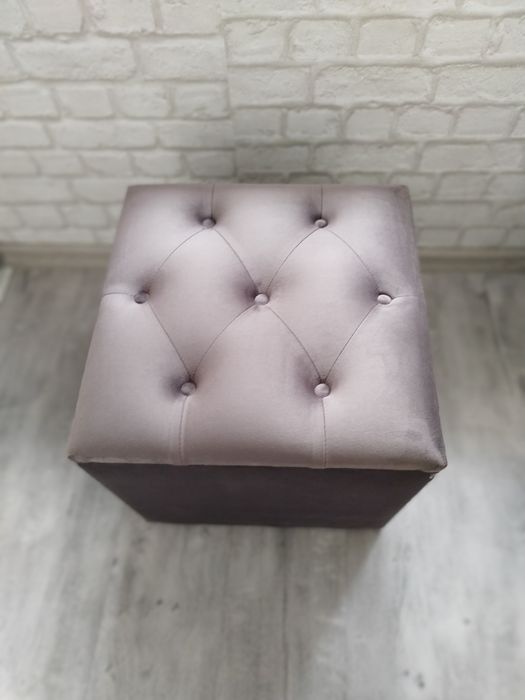 Vând taburet ( taburel)din catifea gri inchis cu spatiu pentru depozit