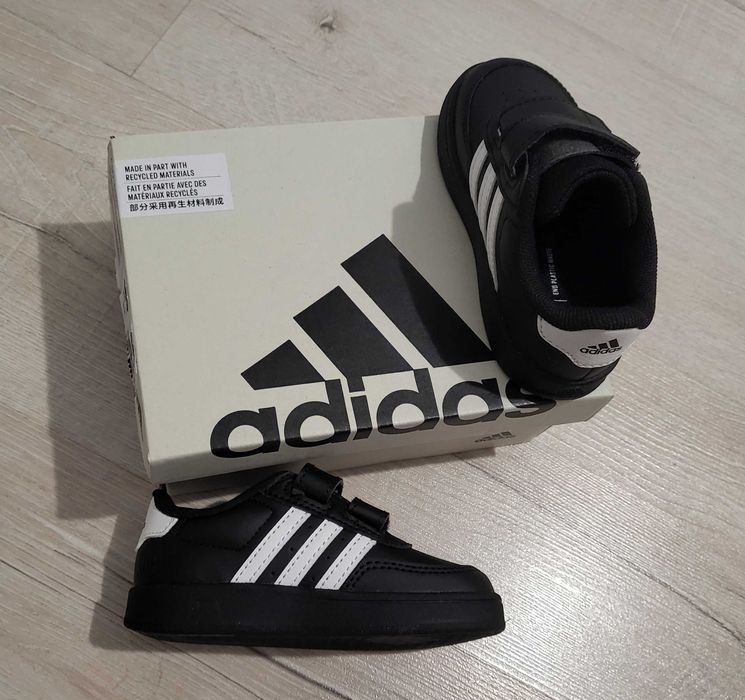Ново! Детски обувки Adidas