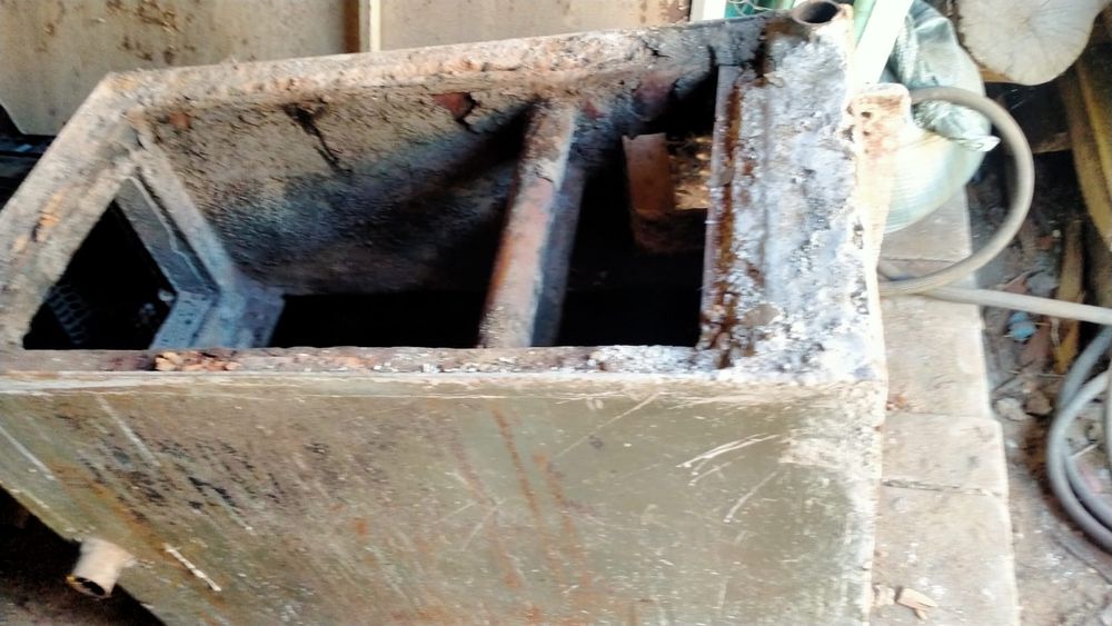 Печь железная с котлом.