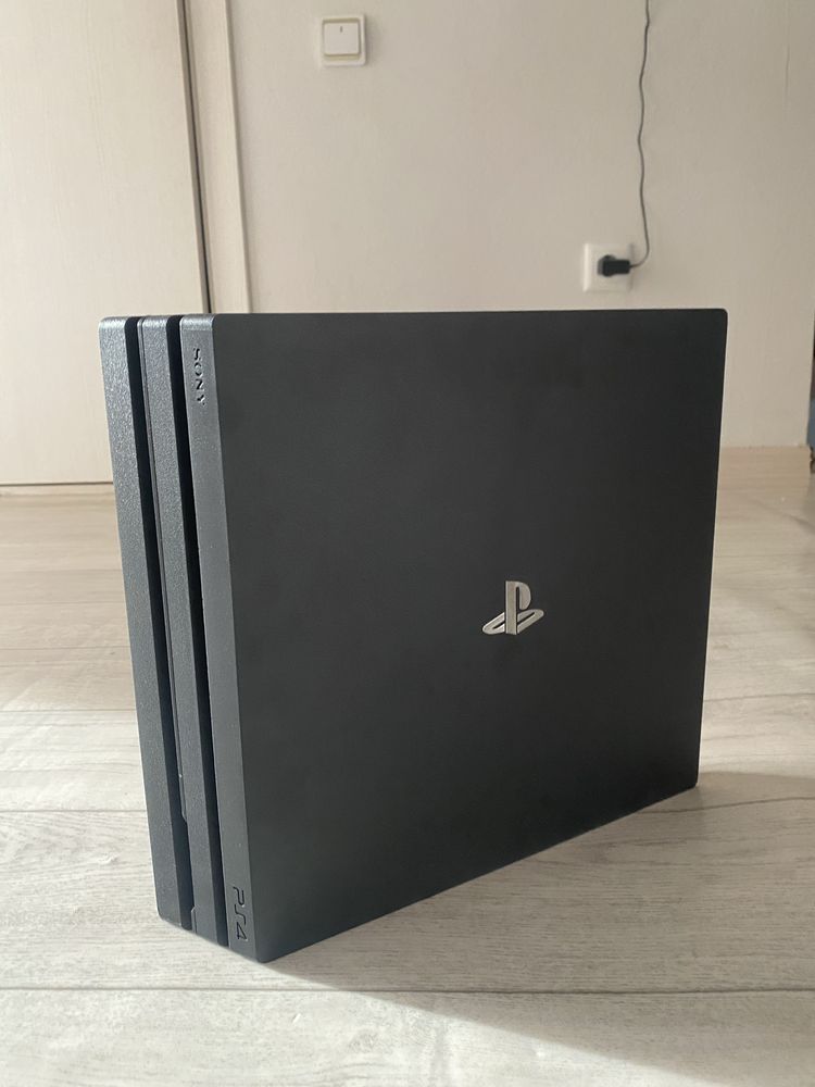 Ps 4 pro почти новый