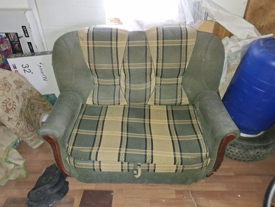 диван старый ...