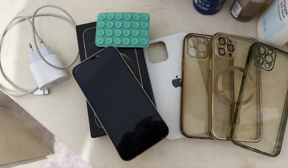 Продам  Айфон 12 про