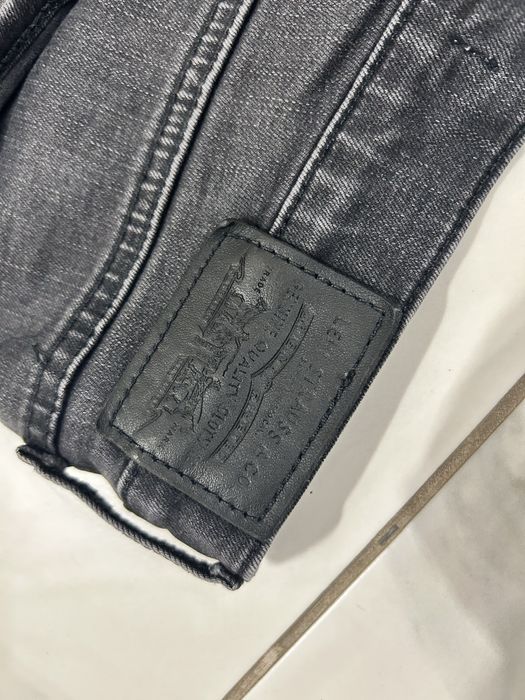 Черни прилепнали дънки без забележка