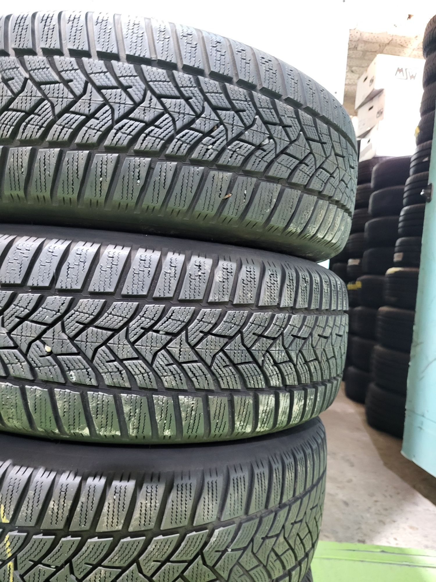 4 бр зимни 215/60/16 Dunlop