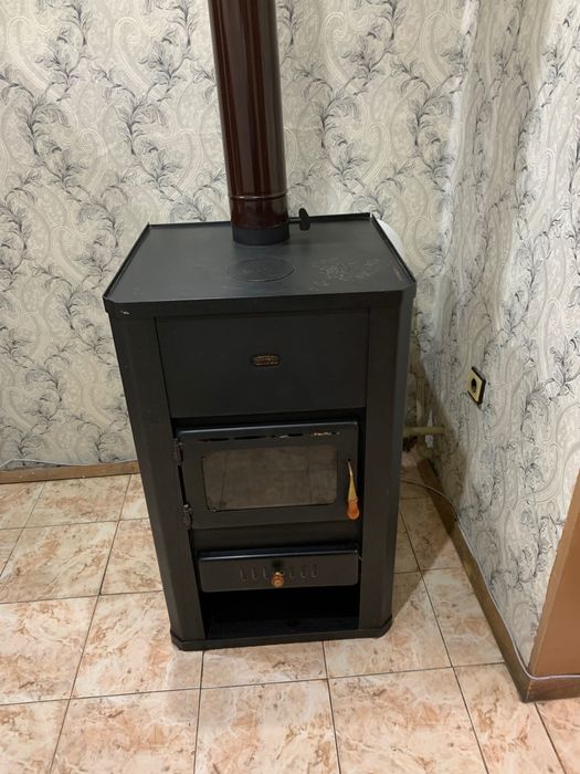 камина отоплителна с водонагревател на твърдо гориво прити C3B17