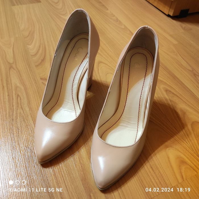 Vând pantofi purtați o dată