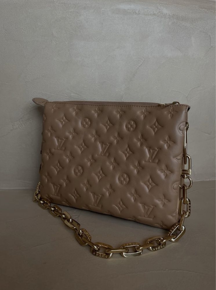 Louis vuitton чанта в цвят nude