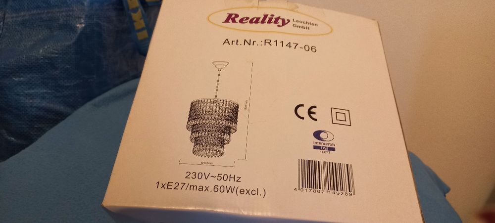 Vând lustre,aplice noi.