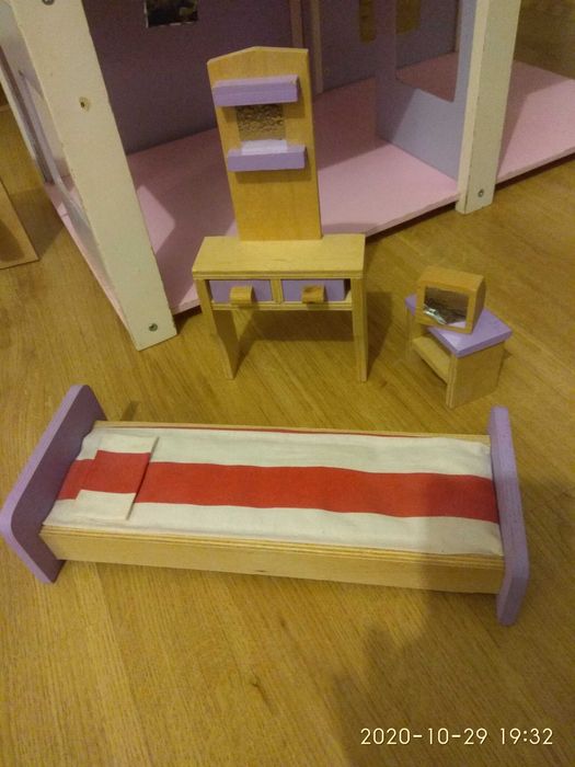 Дървена къща за кукли