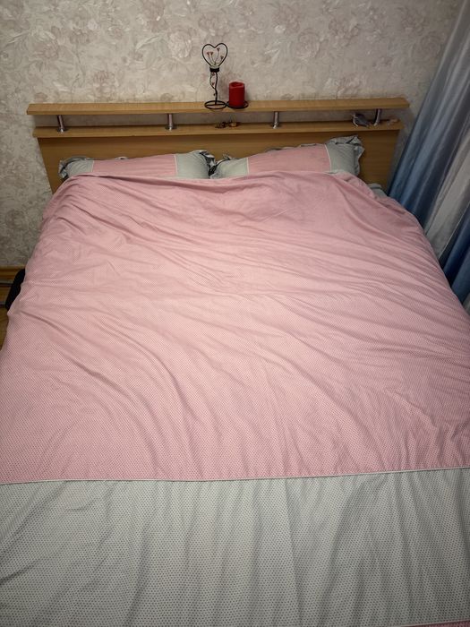 Двухспальная кровать с матрасом