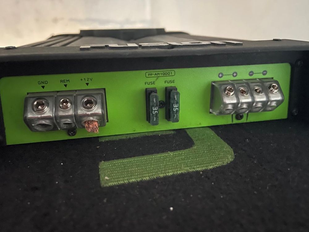 Сабвуфер с усилком в машину Fusion PP-AM10001